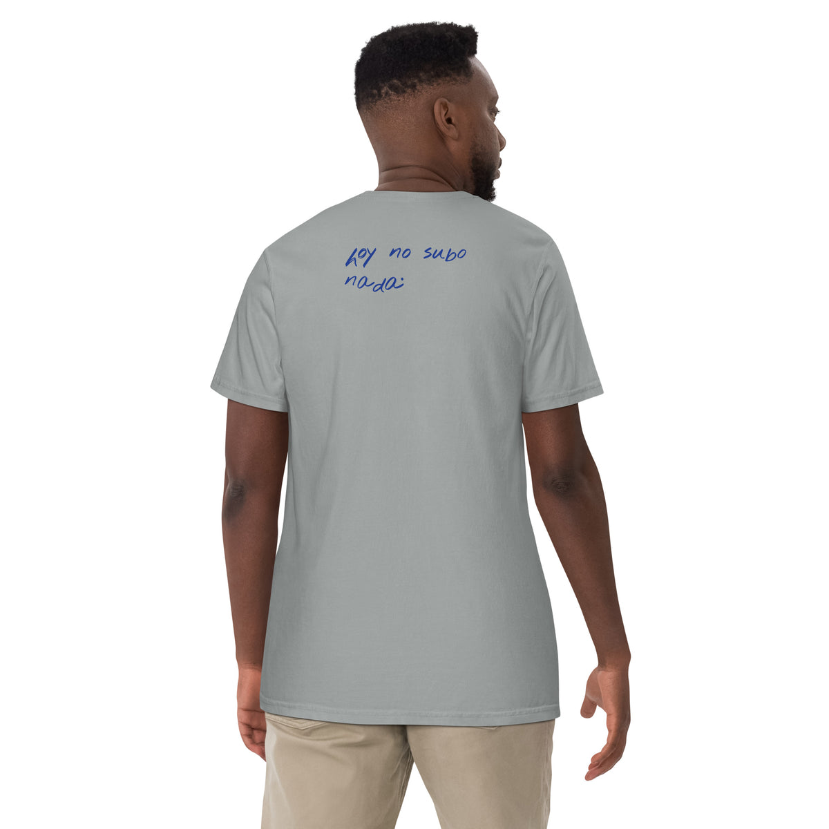 KUADRO 'Hoy no subo nada' tee in granite — ballpoint blue phrase on back