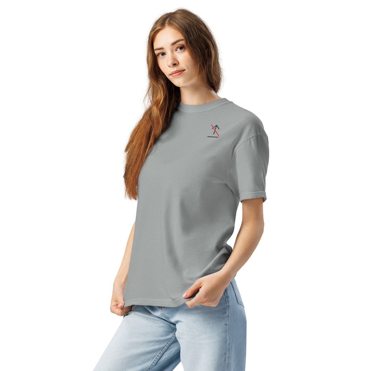 KUADRO 'Hoy no subo nada' tee in granite — crossed arrow chest symbol