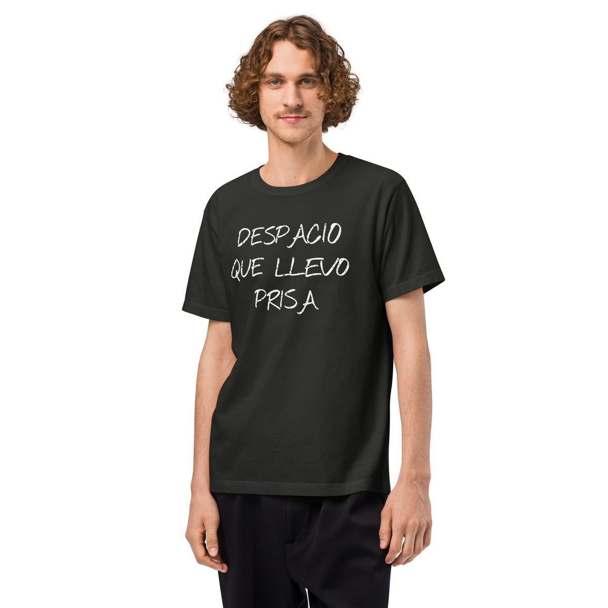 KUADRO 'Despacio que llevo prisa' oversized tee in washed black — fast italic white lettering